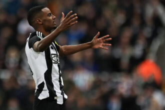 Alexander Isak tuntut hengkang dari Newcastle United setelah menuding klub ingkar janji, sementara Liverpool siap menawar hingga 110 juta pound.