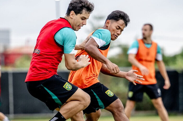 Persebaya Surabaya membidik kemenangan kandang perdana saat menjamu Bali United di BRI Liga 1 2025/2026.