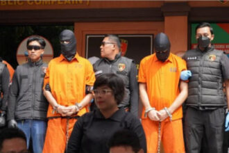 Dua WN Rusia dan dua oknum pegawai imigrasi diduga jadi dalang pemerasan puluhan turis asing di Bali, gunakan modus intimidasi deportasi.