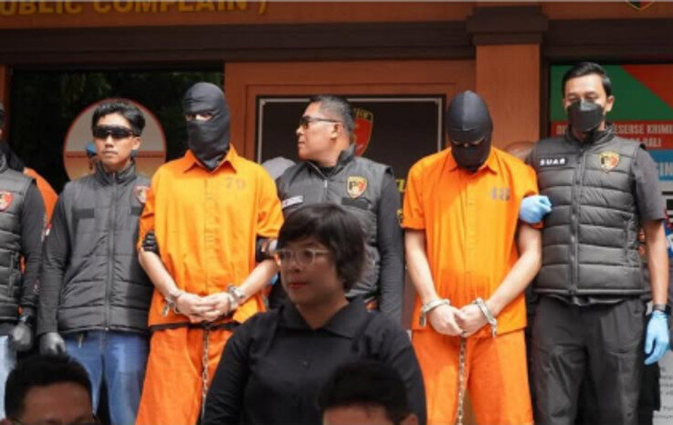 Dua WN Rusia dan dua oknum pegawai imigrasi diduga jadi dalang pemerasan puluhan turis asing di Bali, gunakan modus intimidasi deportasi.