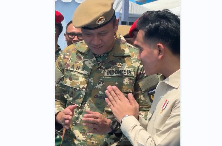 AHY pastikan hubungannya dengan Wapres Gibran tetap harmonis meski sempat beredar isu tak disalami di upacara militer.