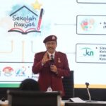 Mensos Gus Ipul resmi memperkenalkan almamater merah marun Sekolah Rakyat sebagai identitas baru siswa di seluruh Indonesia.
