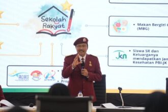 Mensos Gus Ipul resmi memperkenalkan almamater merah marun Sekolah Rakyat sebagai identitas baru siswa di seluruh Indonesia.