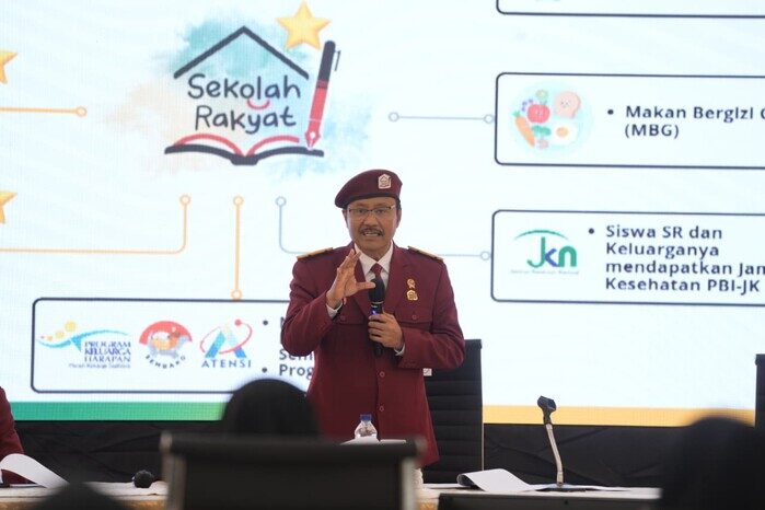 Mensos Gus Ipul resmi memperkenalkan almamater merah marun Sekolah Rakyat sebagai identitas baru siswa di seluruh Indonesia.