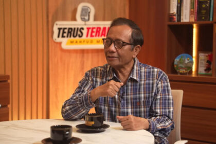 Mahfud MD menegaskan Polri sukses menjaga keamanan hingga pelosok negeri, namun tetap perlu meningkatkan kepercayaan publik.
