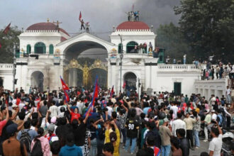 Kerusuhan Nepal kian memanas, jumlah korban tewas tembus 72 orang, pemerintah siapkan kompensasi bagi keluarga korban.
