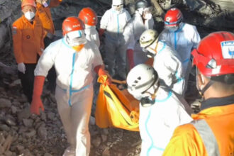 Tim DVI Polda Jatim kembali identifikasi 17 korban baru ambruknya Ponpes Al-Khoziny, total 34 korban kini telah terverifikasi.