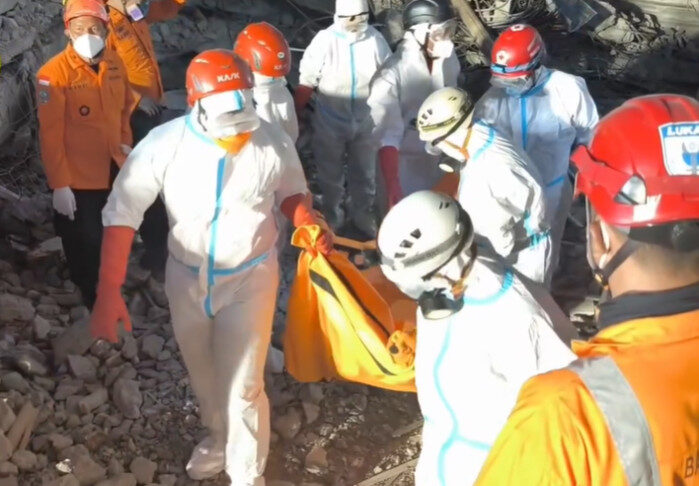 Tim DVI Polda Jatim kembali identifikasi 17 korban baru ambruknya Ponpes Al-Khoziny, total 34 korban kini telah terverifikasi.